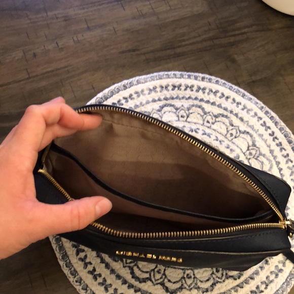 Michael Kors Navy cross body - Picture 2 of 2